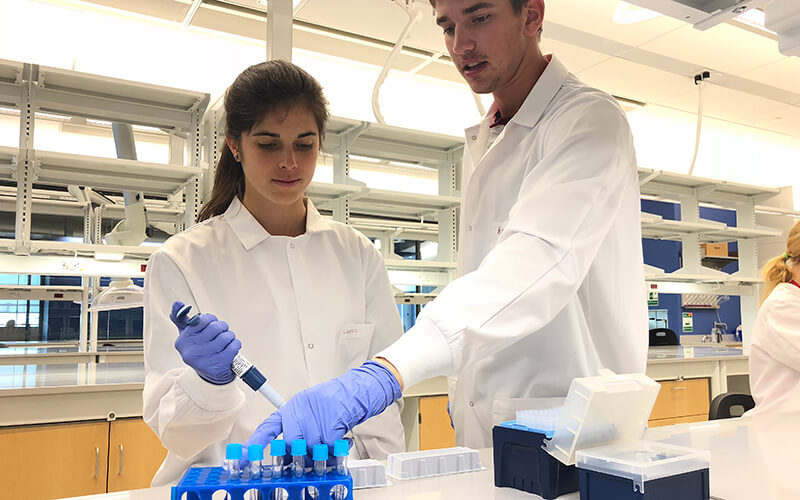 2018 REU students in the lab